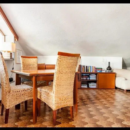 Stanza Con Parcheggio Privato In Condiviso